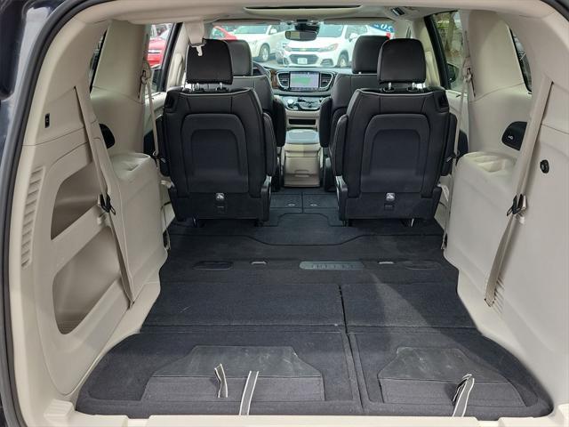Photo of 2023 Brilliant Black Crystal Pearlcoat Chrysler Pacifica