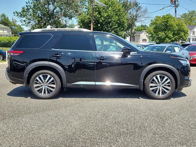Photo of 2022 Super Black Nissan Pathfinder