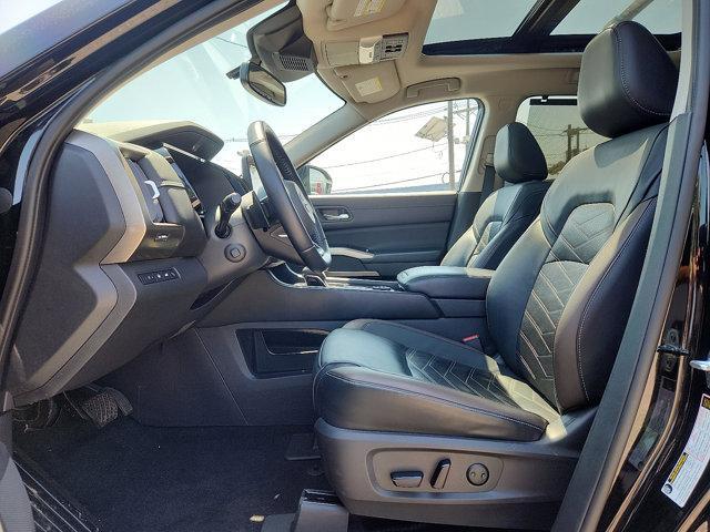 Photo of 2022 Super Black Nissan Pathfinder