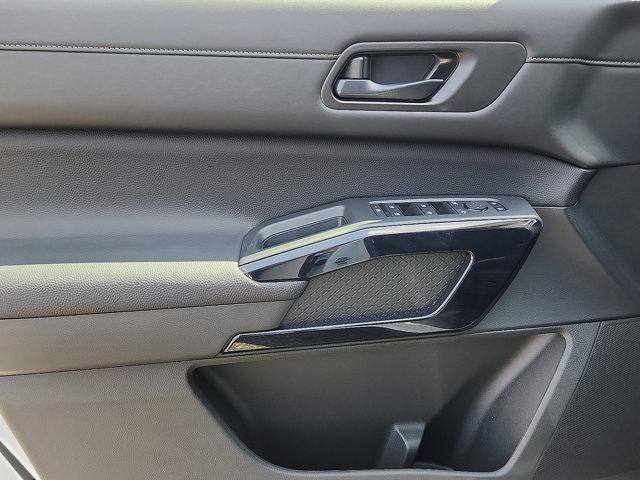 Photo of 2025 Everest White Pearl Tricoat Nissan Pathfinder
