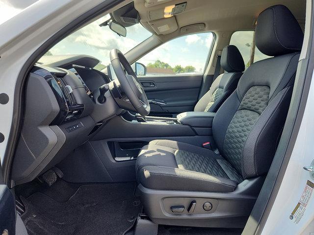 Photo of 2025 Everest White Pearl Tricoat Nissan Pathfinder