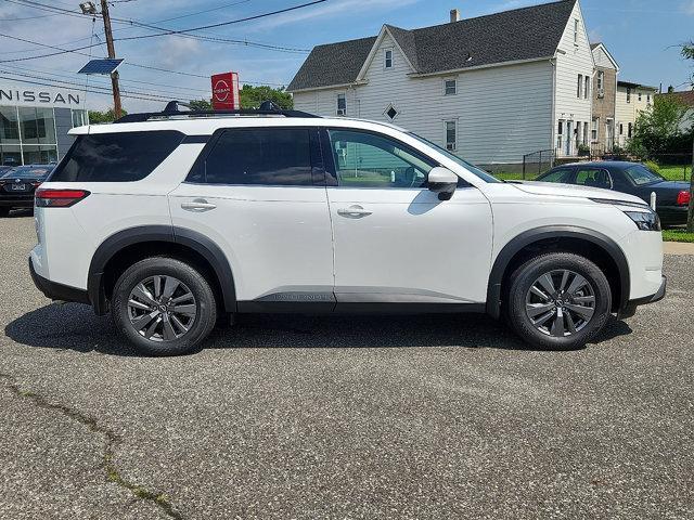 Photo of 2025 Everest White Pearl Tricoat Nissan Pathfinder