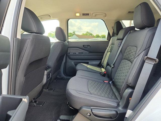 Photo of 2025 Everest White Pearl Tricoat Nissan Pathfinder