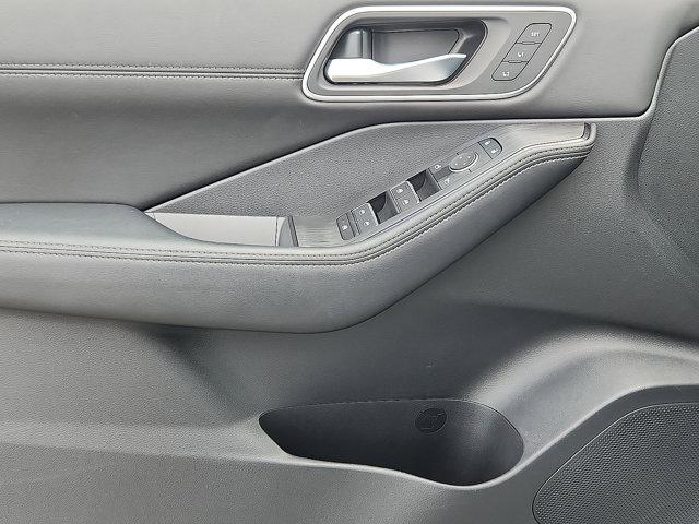 Photo of 2024 Everest White Pearl Nissan Rogue