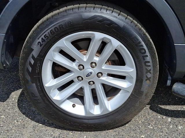 Photo of 2015 Tuxedo Black Metallic Ford Explorer