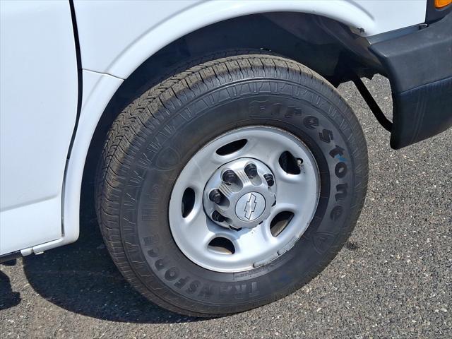 Photo of 2015 Summit White Chevrolet Express 2500