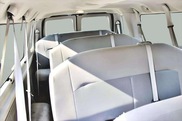 Photo of 2014 Oxford White Ford E350 Super Duty