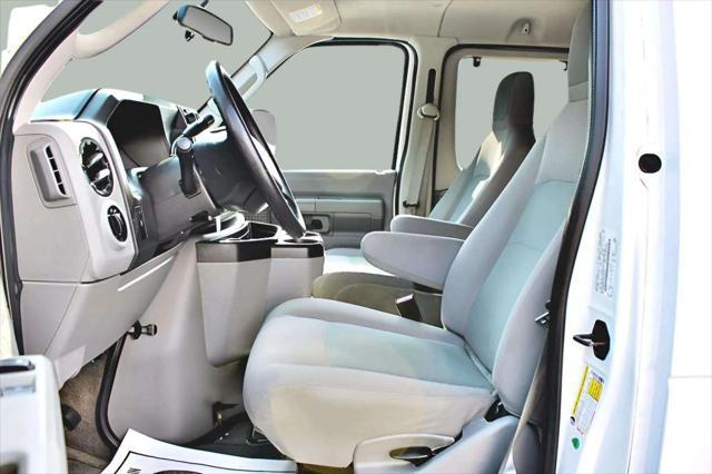 Photo of 2014 Oxford White Ford E350 Super Duty