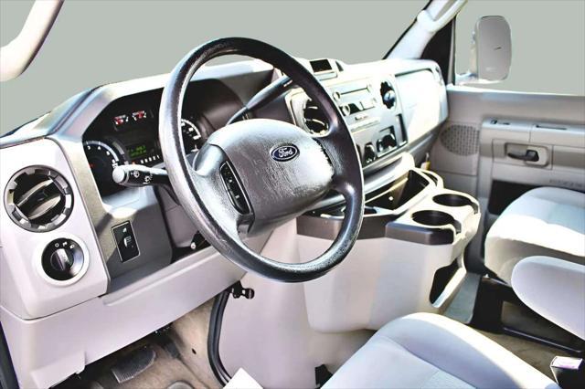 Photo of 2014 Oxford White Ford E350 Super Duty