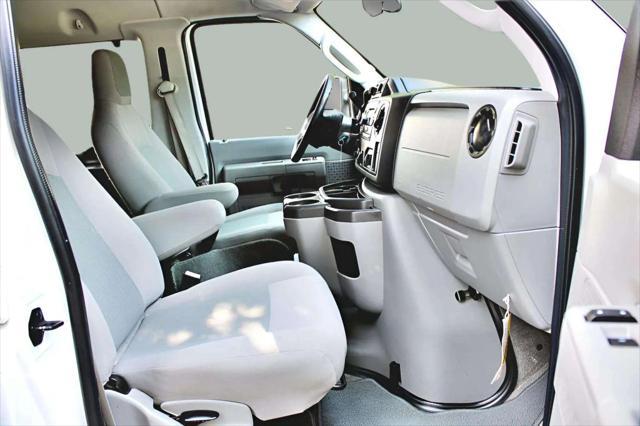 Photo of 2014 Oxford White Ford E350 Super Duty