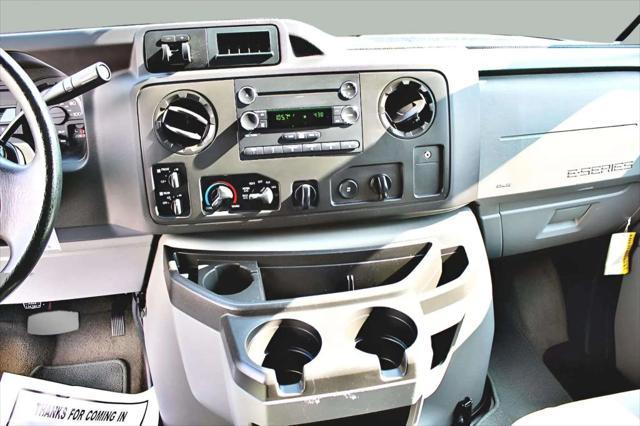 Photo of 2014 Oxford White Ford E350 Super Duty