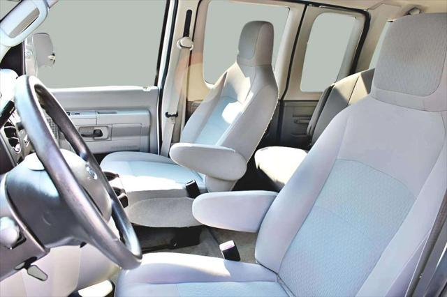 Photo of 2014 Oxford White Ford E350 Super Duty