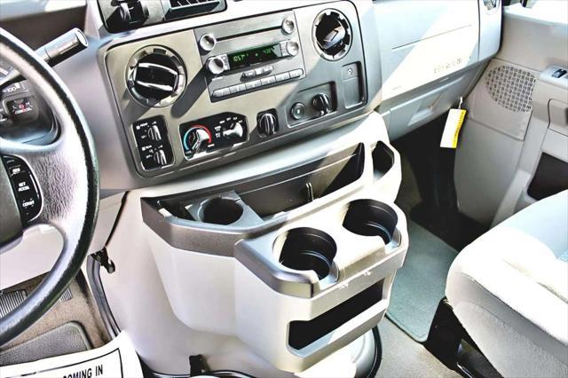 Photo of 2014 Oxford White Ford E350 Super Duty