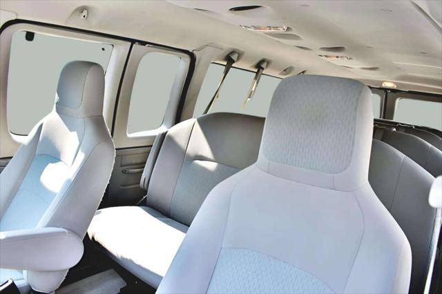 Photo of 2014 Oxford White Ford E350 Super Duty