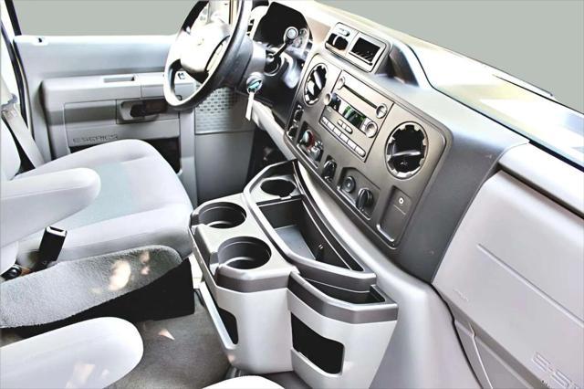 Photo of 2014 Oxford White Ford E350 Super Duty