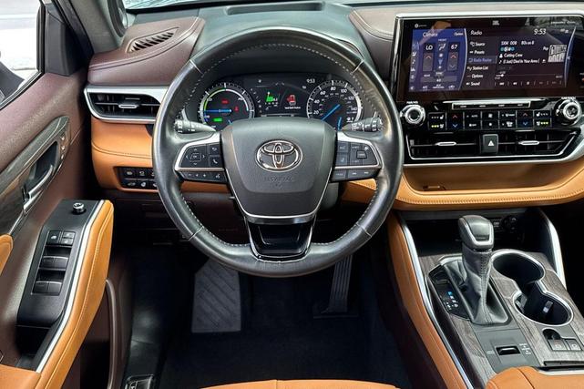 Photo of 2020 Moon Dust Toyota Highlander Hybrid