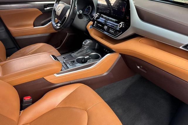 Photo of 2020 Moon Dust Toyota Highlander Hybrid