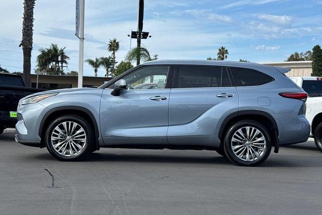Photo of 2020 Moon Dust Toyota Highlander Hybrid