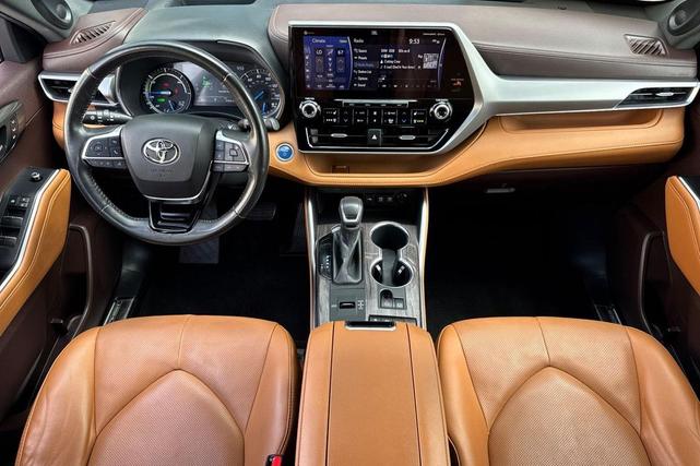 Photo of 2020 Moon Dust Toyota Highlander Hybrid