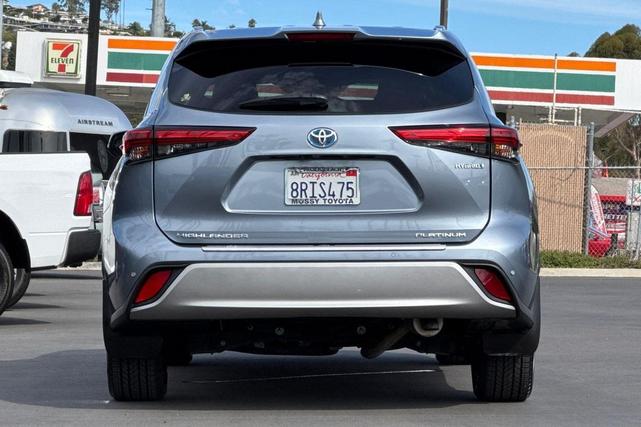 Photo of 2020 Moon Dust Toyota Highlander Hybrid