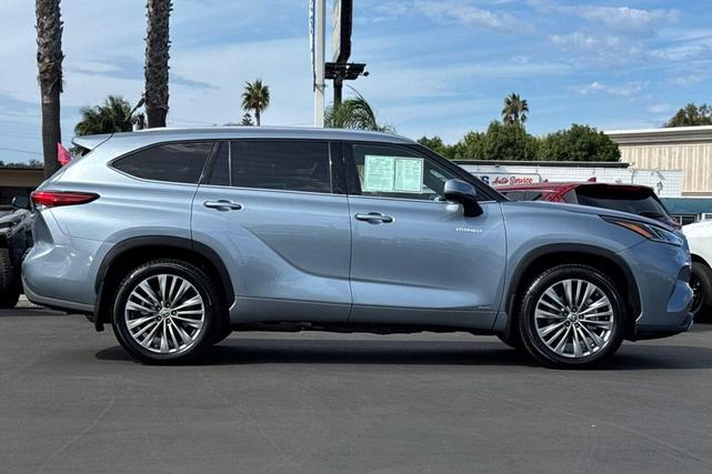 Photo of 2020 Moon Dust Toyota Highlander Hybrid