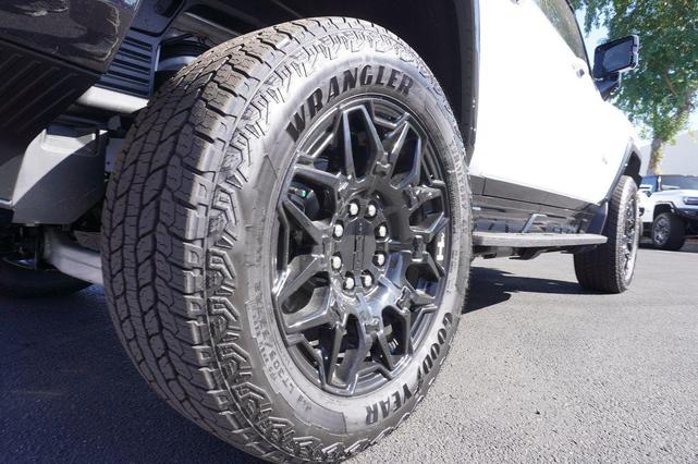 Photo of 2025 Interstellar White GMC HUMMER EV SUV