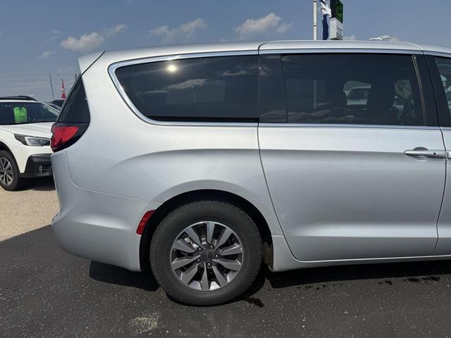 Photo of 2023 Silver Mist Clearcoat Chrysler Pacifica Hybrid