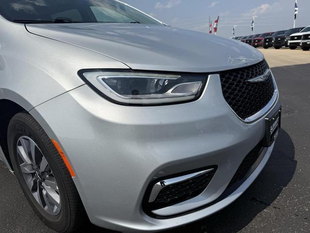 Photo of 2023 Silver Mist Clearcoat Chrysler Pacifica Hybrid