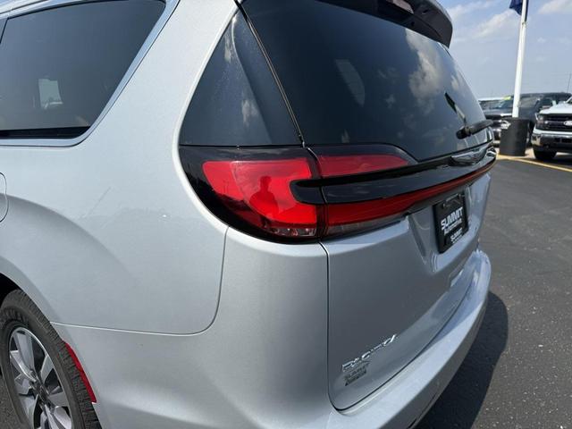 Photo of 2023 Silver Mist Clearcoat Chrysler Pacifica Hybrid