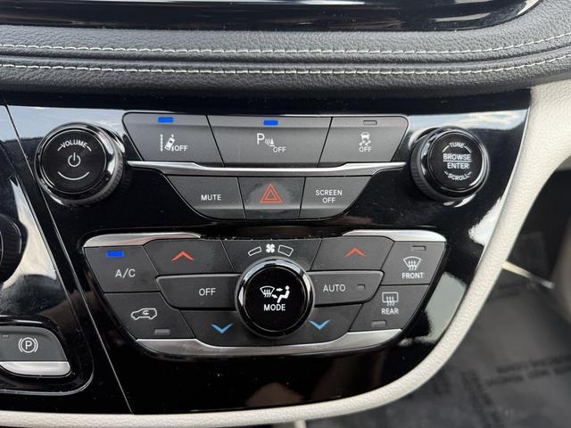 Photo of 2023 Silver Mist Clearcoat Chrysler Pacifica Hybrid