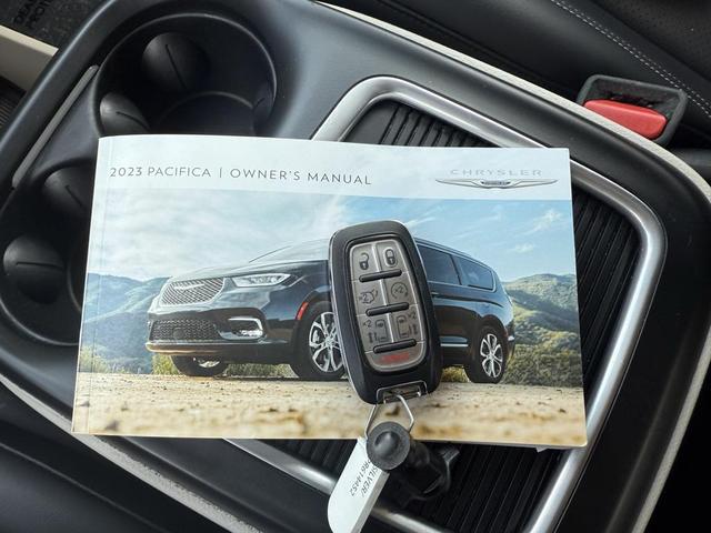 Photo of 2023 Silver Mist Clearcoat Chrysler Pacifica Hybrid