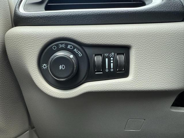 Photo of 2023 Silver Mist Clearcoat Chrysler Pacifica Hybrid