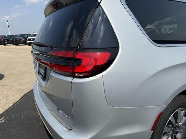 Photo of 2023 Silver Mist Clearcoat Chrysler Pacifica Hybrid