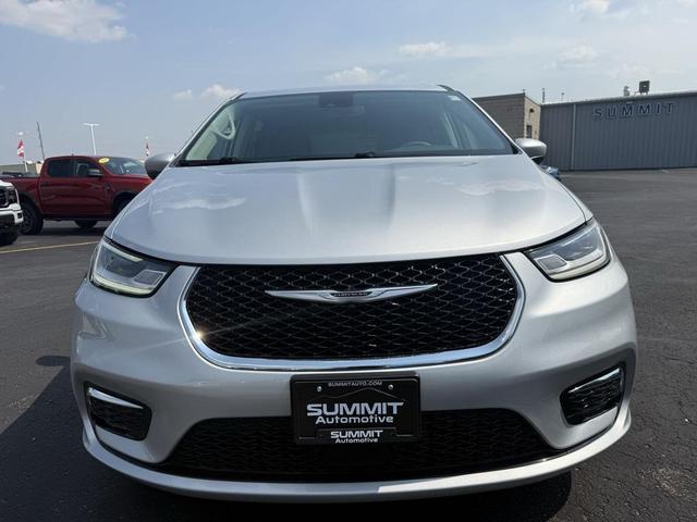 Photo of 2023 Silver Mist Clearcoat Chrysler Pacifica Hybrid