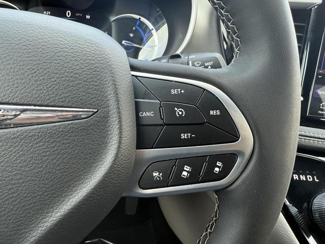 Photo of 2023 Silver Mist Clearcoat Chrysler Pacifica Hybrid