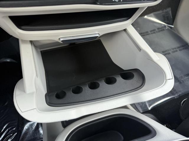 Photo of 2023 Silver Mist Clearcoat Chrysler Pacifica Hybrid