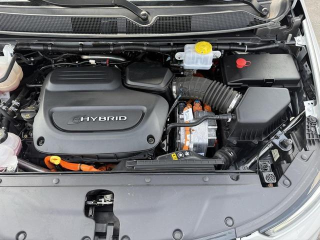 Photo of 2023 Silver Mist Clearcoat Chrysler Pacifica Hybrid