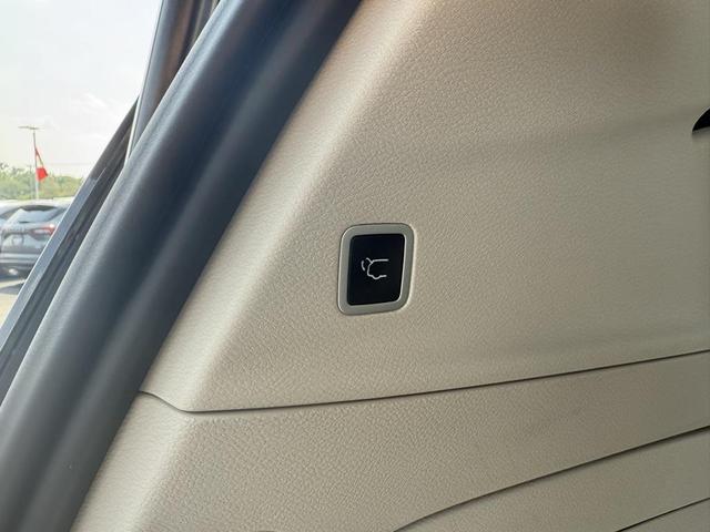 Photo of 2023 Silver Mist Clearcoat Chrysler Pacifica Hybrid