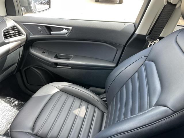 Photo of 2024 Gray Metallic Ford Edge