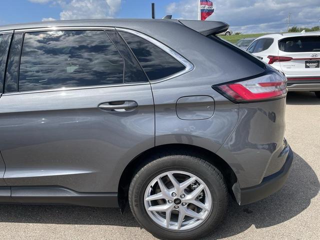 Photo of 2024 Gray Metallic Ford Edge
