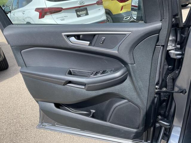 Photo of 2024 Gray Metallic Ford Edge