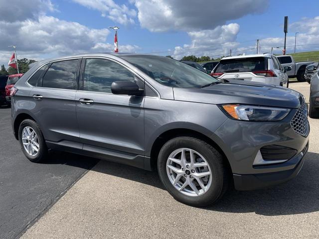 Photo of 2024 Gray Metallic Ford Edge
