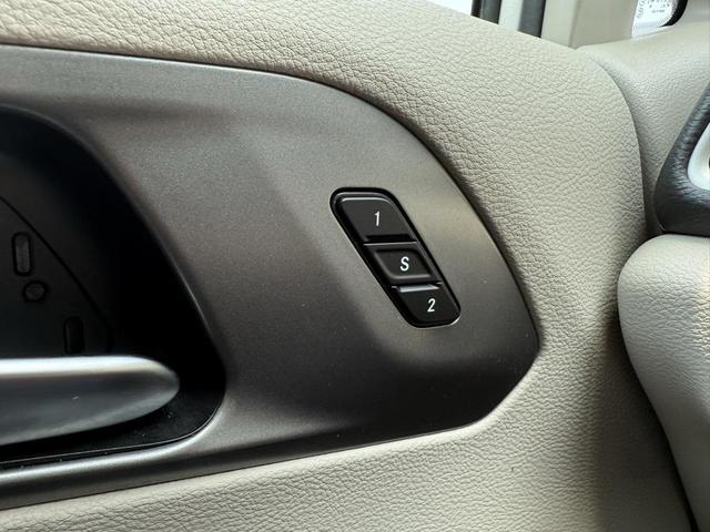 Photo of 2023 Silver Mist Clearcoat Chrysler Pacifica Hybrid