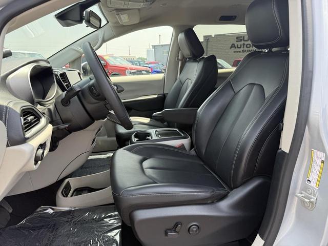 Photo of 2023 Silver Mist Clearcoat Chrysler Pacifica Hybrid