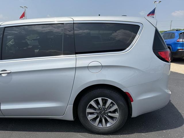 Photo of 2023 Silver Mist Clearcoat Chrysler Pacifica Hybrid