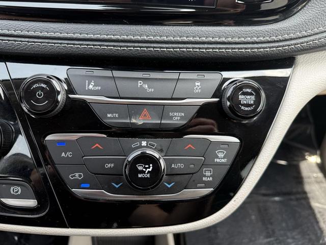 Photo of 2023 Silver Mist Clearcoat Chrysler Pacifica Hybrid
