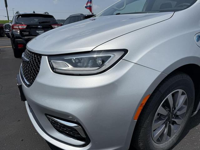 Photo of 2023 Silver Mist Clearcoat Chrysler Pacifica Hybrid