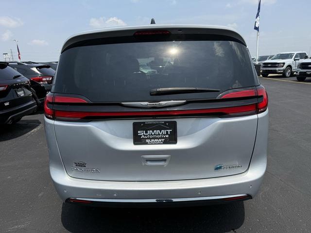 Photo of 2023 Silver Mist Clearcoat Chrysler Pacifica Hybrid