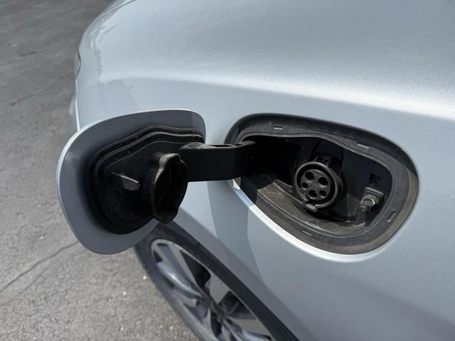 Photo of 2023 Silver Mist Clearcoat Chrysler Pacifica Hybrid