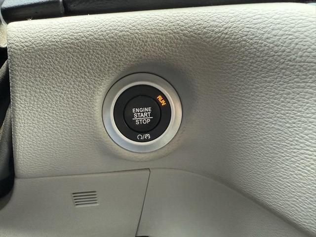 Photo of 2023 Silver Mist Clearcoat Chrysler Pacifica Hybrid